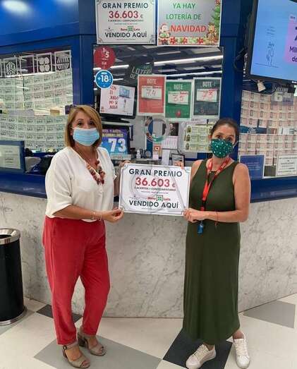 Alicia López muestra el cartel del premio concedió/TA.